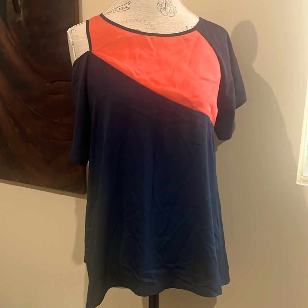 Gianni Bini. Blue and orange shirt with shoulder slit.